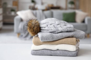 Masada şapkalı katlanmış kışlık giysiler, yakın plan.