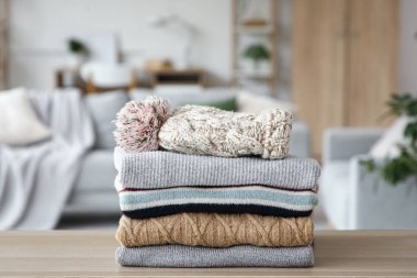 Masada şapkalı katlanmış kışlık giysiler, yakın plan.