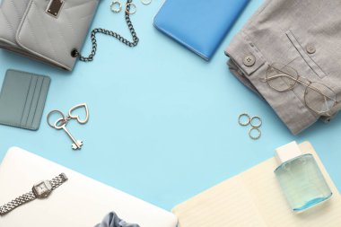 Renkli arka planda kadın aksesuarları, giysileri ve dizüstü bilgisayardan yapılmış çerçeve