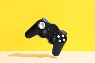 Renk arkaplanı üzerinde uçan modern joystick