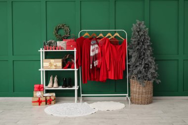 Koridorun içinde elbise askılığı, raf ünitesi ve Noel ağacı var.