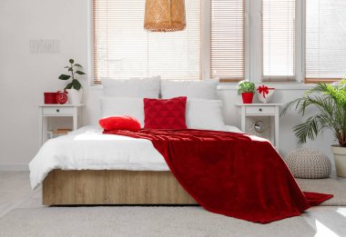 Masaları, çalar saati ve hediyeleri olan aydınlık yatak odasının içinde.