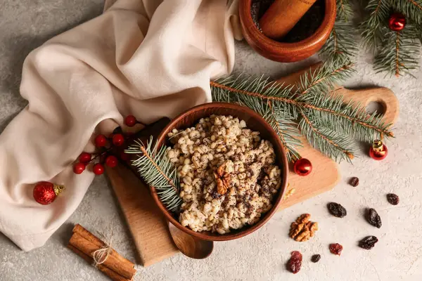 Beyaz arka planda köknar dalları ve Noel topları olan geleneksel Ukrayna Kutya tabağı