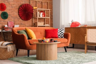 Çin Yeni Yıl kutlamaları için kırmızı kanepe, masa ve dekorla oturma odasının içinde.