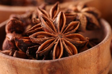 Ahşap kase ve aromatik yıldız anason, yakın plan.
