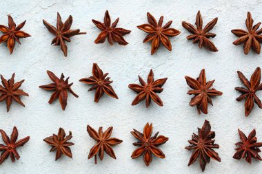 Işık arkaplan üzerinde aromatik yıldız anason bileşimi