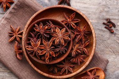 Aromatik yıldız anason ve peçeteli kaseler ahşap masada, yakın plan.