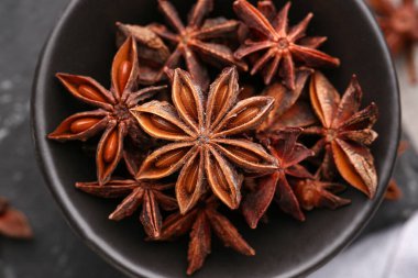 Kokulu yıldız anasonlu kase, yakın plan.