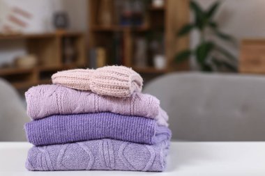 Kış kıyafetleri odada, masanın üzerinde, yakın plan.