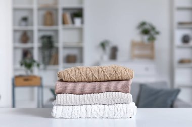 Kış kıyafetleri odada, masanın üzerinde, yakın plan.