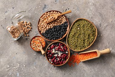 Grunge arka planında farklı ham baklagillere sahip kompozisyon