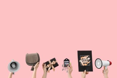 Megafonlu kadın eller, kart ve pembe arka planda hediye. Kara Cuma İndirimi