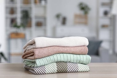 Odadaki kış kıyafetleri yığını.