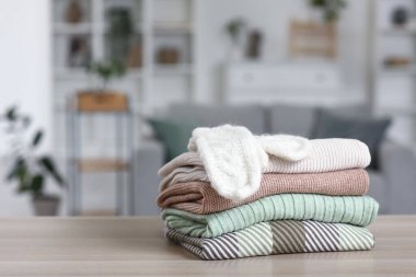 Odadaki kış kıyafetleri yığını.