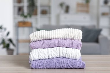 Odadaki kış kıyafetleri yığını.