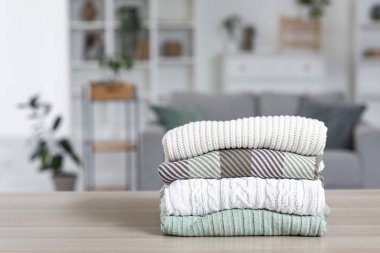 Odadaki kış kıyafetleri yığını.