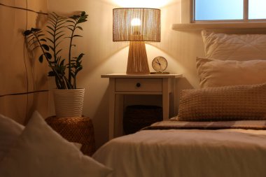 Geceleri yatak odasındaki lambalı çalar saat.