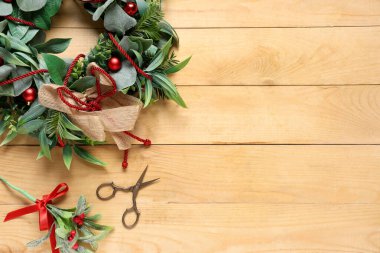 Güzel Noel ökseotu çelengi bej ahşap arka planda erzakla