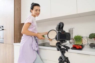 Mutfakta yemek pişirme kursuna giden genç bir kadın.