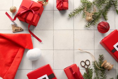 Hediye kutularından, Noel balolarından ve köknar dallarından yapılmış çerçeve.