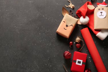 Noel hediyesi kutuları, toplar ve siyah arka plandaki süslemeler