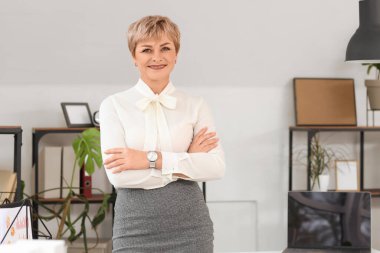 Ofiste olgun işkadını portresi