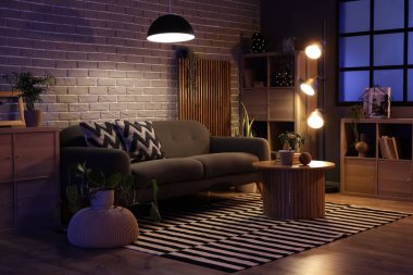 Akşamları kanepesi ve sehpası olan modern oturma odasının içinde.