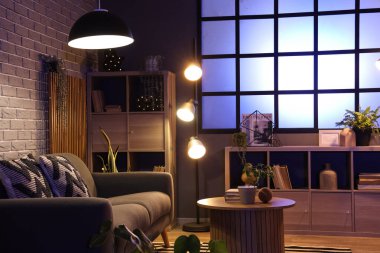 Geceleri kanepe ve kahve masası olan oturma odasının içinde.