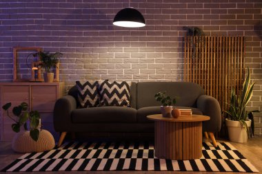 Akşamları kanepesi ve sehpası olan modern oturma odasının içinde.