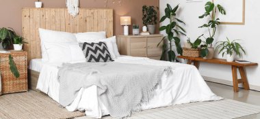 Güzel, modern yatak odasının içinde ev bitkileri var.