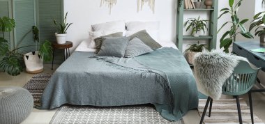 Ev bitkileriyle dolu güzel, modern bir yatak odası.