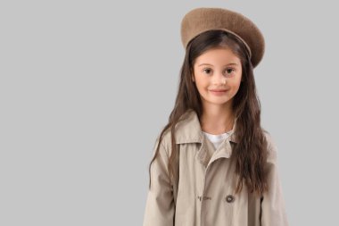 Hafif arka planda şık küçük kız