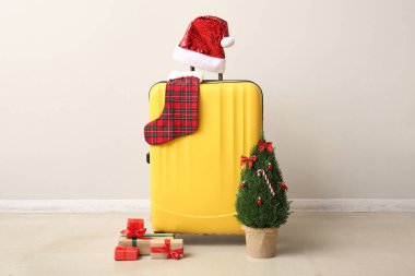 Bavul, Noel ağacı, hediyeler ve dekorasyon odada ışık duvarı yanında.