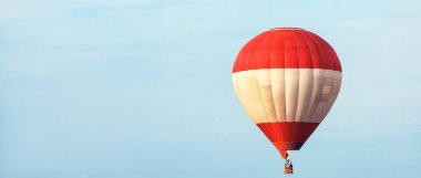 Mavi gökyüzünde sıcak hava balonu görünümü