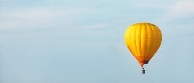 Mavi gökyüzünde sıcak hava balonu görünümü