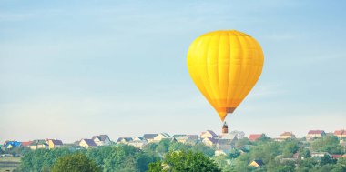 Kırsal alanda sıcak hava balonu görünümü
