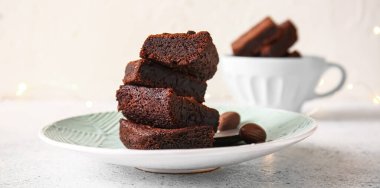 Açık arkaplanda lezzetli çikolatalı brownie parçaları, yakın plan.