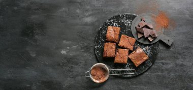 Lezzetli çikolatalı brownie ile siyah arkaplanlı kompozisyon metin için boşluk, üst görünüm