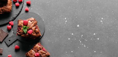 Gri arkaplanda tatlı browni ve ahududu parçaları metin için boşluk, üst görünüm