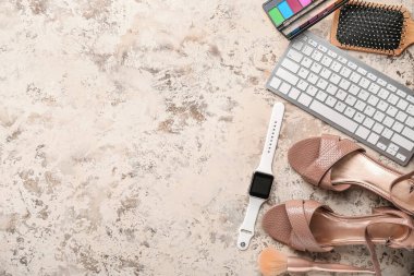 Süslü bayan ayakkabıları, aksesuarları ve grunge arka planında aletleri olan kompozisyon