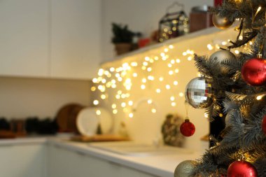 Mutfakta topları olan parıldayan Noel ağacı, yakın plan.