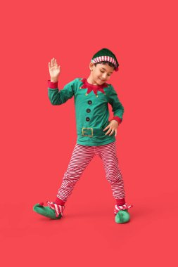 Kırmızı arka planda el sallayan şirin bir elf.