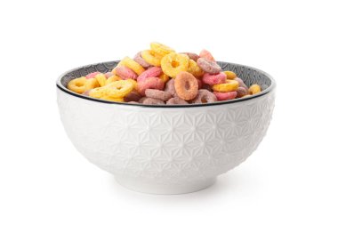 Beyaz arka planda renkli mısır gevreği halkaları olan bir kase.