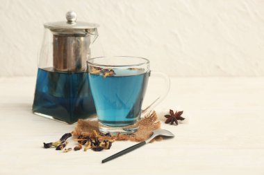 Kelebek bezelyeli çay ve çay, beyaz masada.