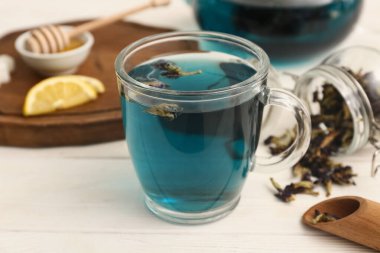 Bir fincan kelebek bezelye çiçeği çayı, masada, yakın plan.