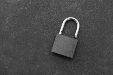 Koyu grunge arkaplanda metalik asma kilit