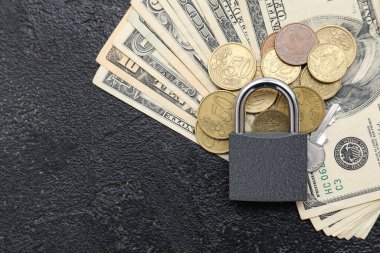 Koyu grunge arkaplan üzerinde para ve anahtar ile asma kilit