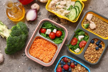 Gri grunge arka planında beslenme çantalarındaki sağlıklı ürünler. Diyet kavramı