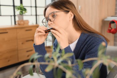 Evde mızıka çalan güzel bir kadın.