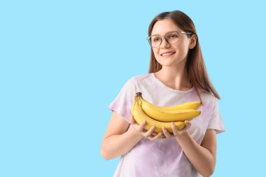 Mavi arka planda muzları olan genç bir kadın.